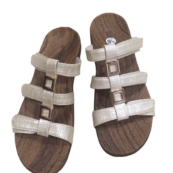 New NWOT Orthaheel adjustable sandals 9 gold wide - Picture 1 of 3